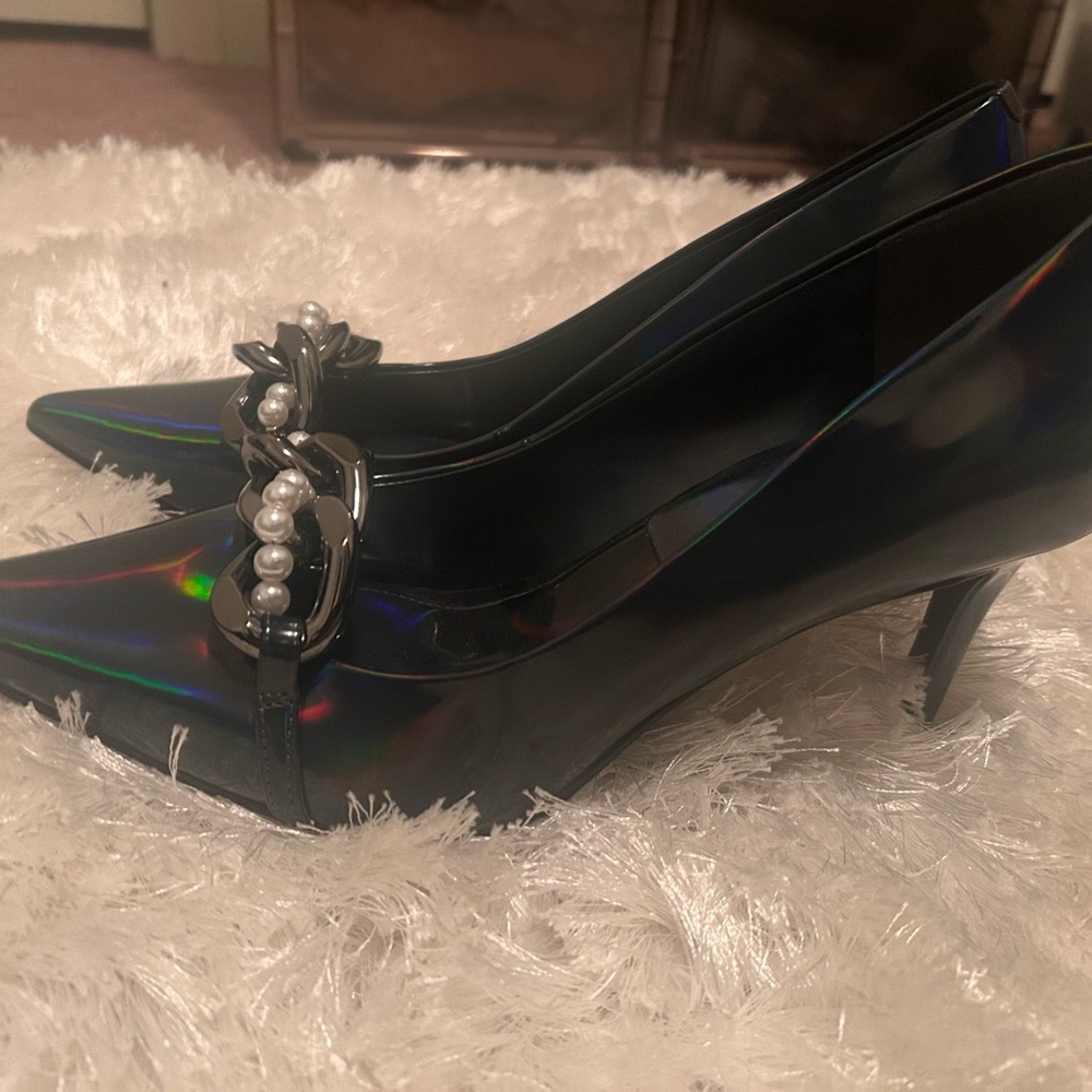 Elegant Black Heels with Pearl Chain Detail - Picture 2 of 2